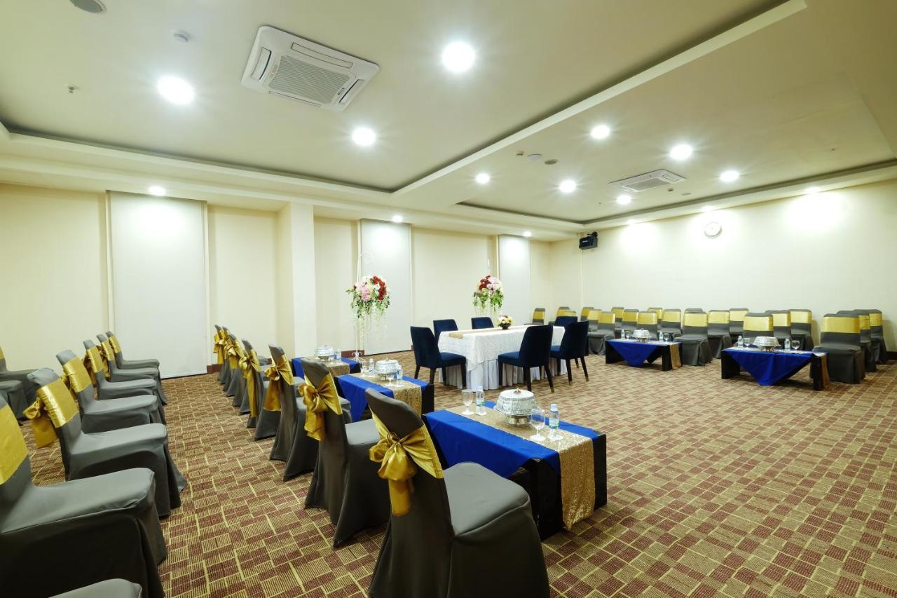 Aryaduta Makassar Exterior photo